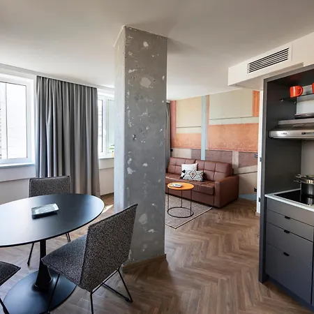 Loginn Hotel *